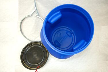 Пластикове відро Plasteo® 30 літрів з кришкою на затискач | Харчовий пластик | Контейнер для корму | Герметичне закриття | Складається в стос та підходить для палет | Міцні ручки | Синій