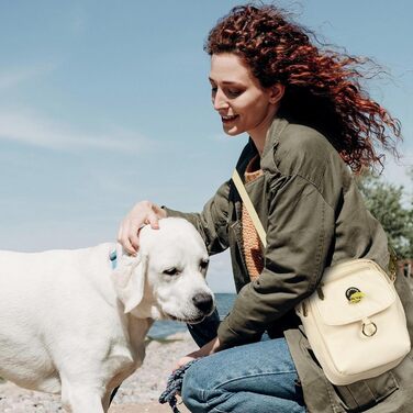Сумка для собак COOWONE Leckerli-Tasche, водонепроникна, з тримачем для відходів, декілька кишень, сумка для перенесення ласощів, регульований ремінь, товстий плечовий ремінь, сумка через плече для цуценят, прогулянок, піших походів, бежева