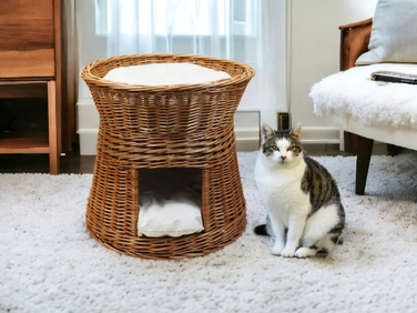 Плетений будинок-ліжечко з лози з подушками кольору екру