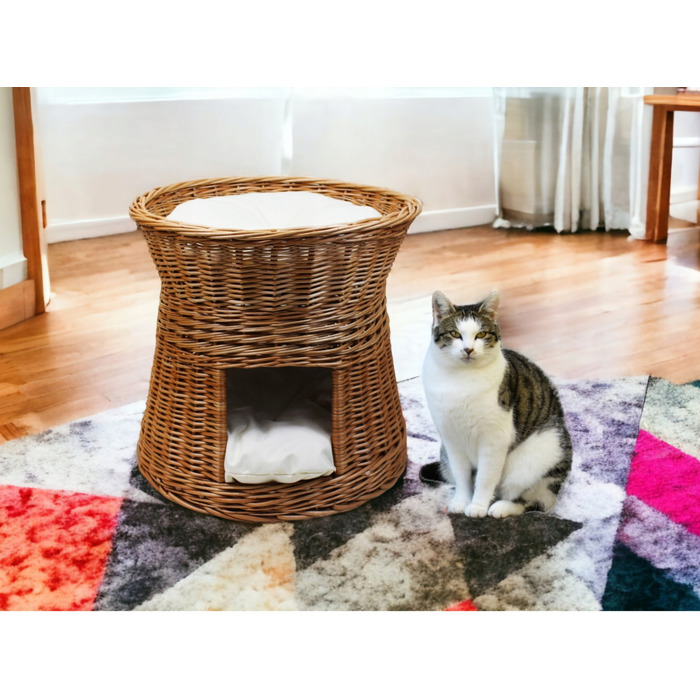 Плетений будинок-ліжечко з лози з подушками кольору екру