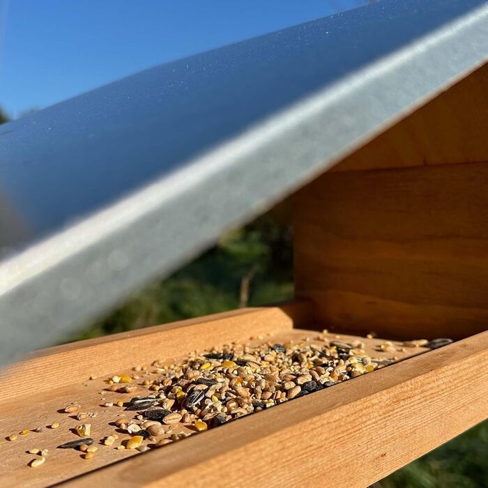 Дизайнерська годівниця для птахів GARTENETAGE з металевим дахом, дерев'яна, на стійці, для саду, стійка до негоди