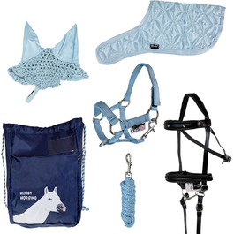 Набір аксесуарів для хобі-коня RL24 (6 предметів): вуздечка зі шнуром, ковдра та накидка від мух світло-бежевого кольору, трензель чорного кольору, багатокольоровий транспортний мішечок для коня на палиці.