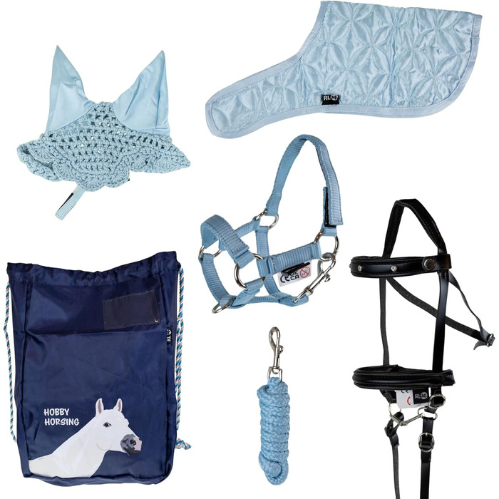 Набір аксесуарів для хобі-коня RL24 (6 предметів): вуздечка зі шнуром, ковдра та накидка від мух світло-бежевого кольору, трензель чорного кольору, багатокольоровий транспортний мішечок для коня на палиці.