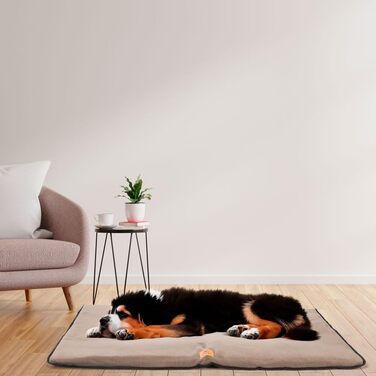 Килимок для собак Ferplast Hundekissen - зручне ліжко для великих собак. Зносостійкий, водонепроникний, з мікрофлісу. Розмір: 108 x 79 x 3,5 см. Чорний колір.