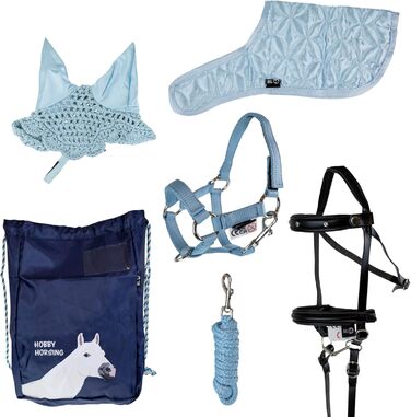 Набір аксесуарів для хобі-коня RL24 (6 предметів): вуздечка зі шнуром, ковдра та накидка від мух світло-бежевого кольору, трензель чорного кольору, багатокольоровий транспортний мішечок для коня на палиці.
