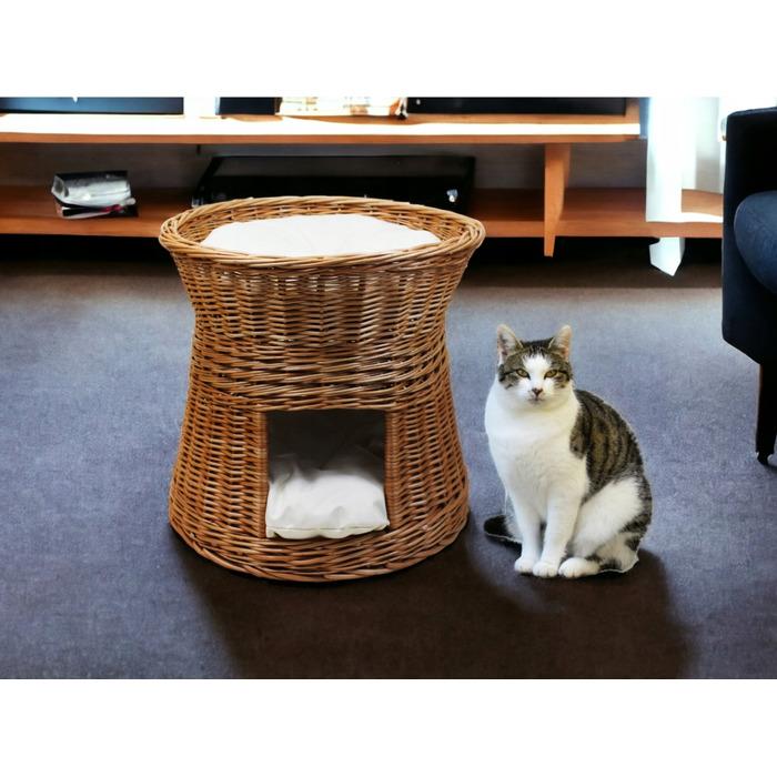 Плетений будинок-ліжечко з лози з подушками кольору екру