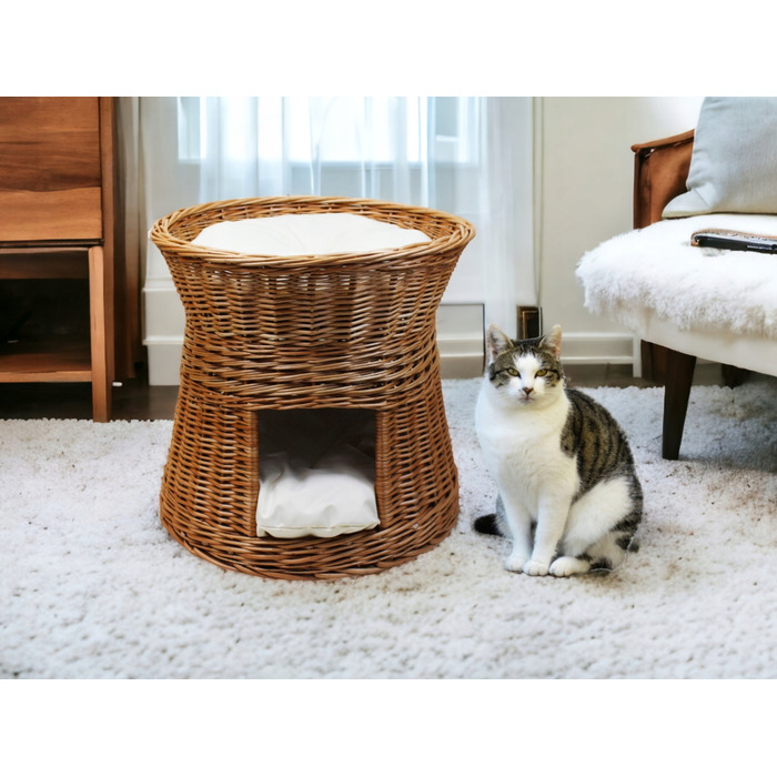 Плетений будинок-ліжечко з лози з подушками кольору екру