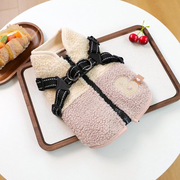 Тепла жилетка для собак з флісовою підкладкою, з отвором для шлейки. Ідеально для прогулянок та активного відпочинку восени. Підходить для маленьких та середніх порід. Кольори: зелено-білий, рожево-білий.