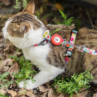 Шлейка та поводок для котів, анти-вислизання, для прогулянок, подорожей, на вулицю, м'який нейлон, регульована, милий комплект шлейки з тримачем Airtag, для кошенят та великих котів. Розмір шиї: 19-31 см, груди: 27-46 см, квітковий принт