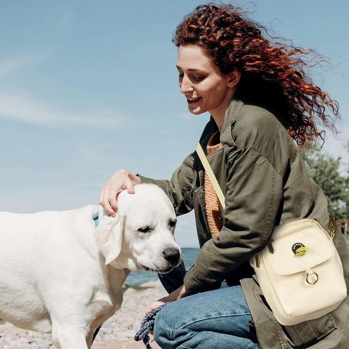 Сумка для собак COOWONE Leckerli-Tasche, водонепроникна, з тримачем для відходів, декілька кишень, сумка для перенесення ласощів, регульований ремінь, товстий плечовий ремінь, сумка через плече для цуценят, прогулянок, піших походів, бежева